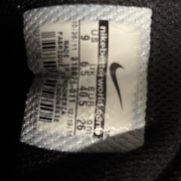 Nike Black and White Athletic Shoes Like New - Picture 5 of 5